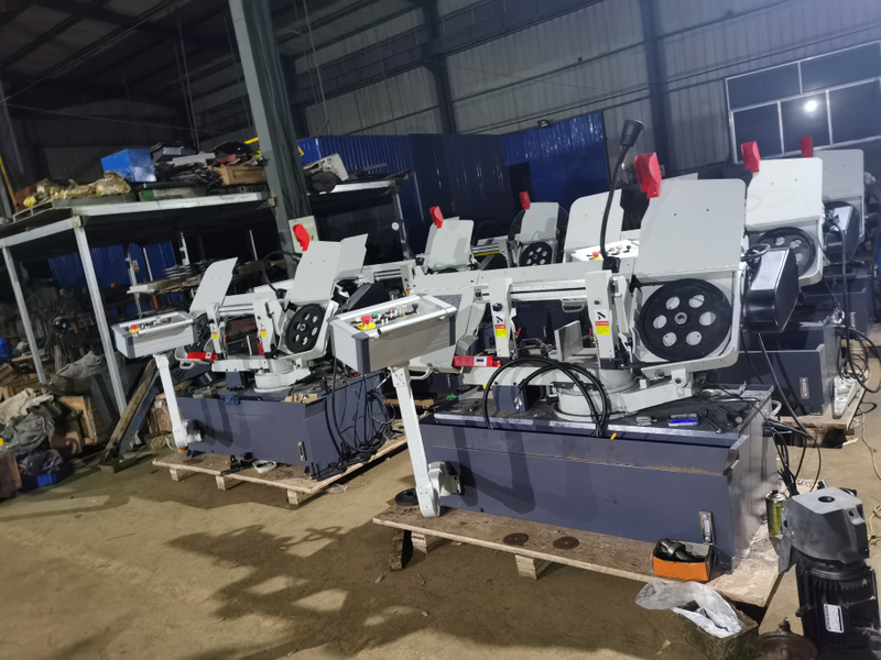 10 Inch x 18 Inch Metal Cutting Band Saw With Swiveling Base - Horizontal Bandsaws BS-1018R