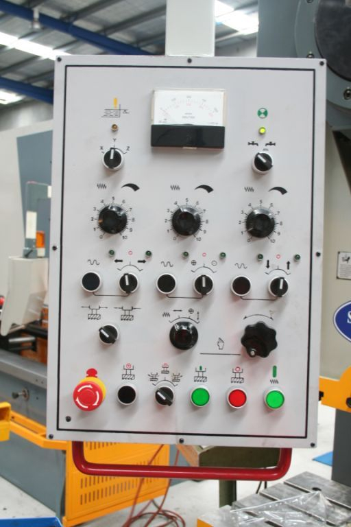 MHD2000. Universal Mill . ISO 50, 2000mm x 500mm Table, 3 Axis Servo Drive & Feeds,