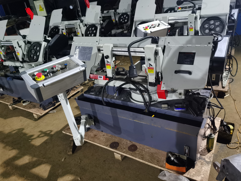 10 Inch x 18 Inch Metal Cutting Band Saw With Swiveling Base - Horizontal Bandsaws BS-1018R